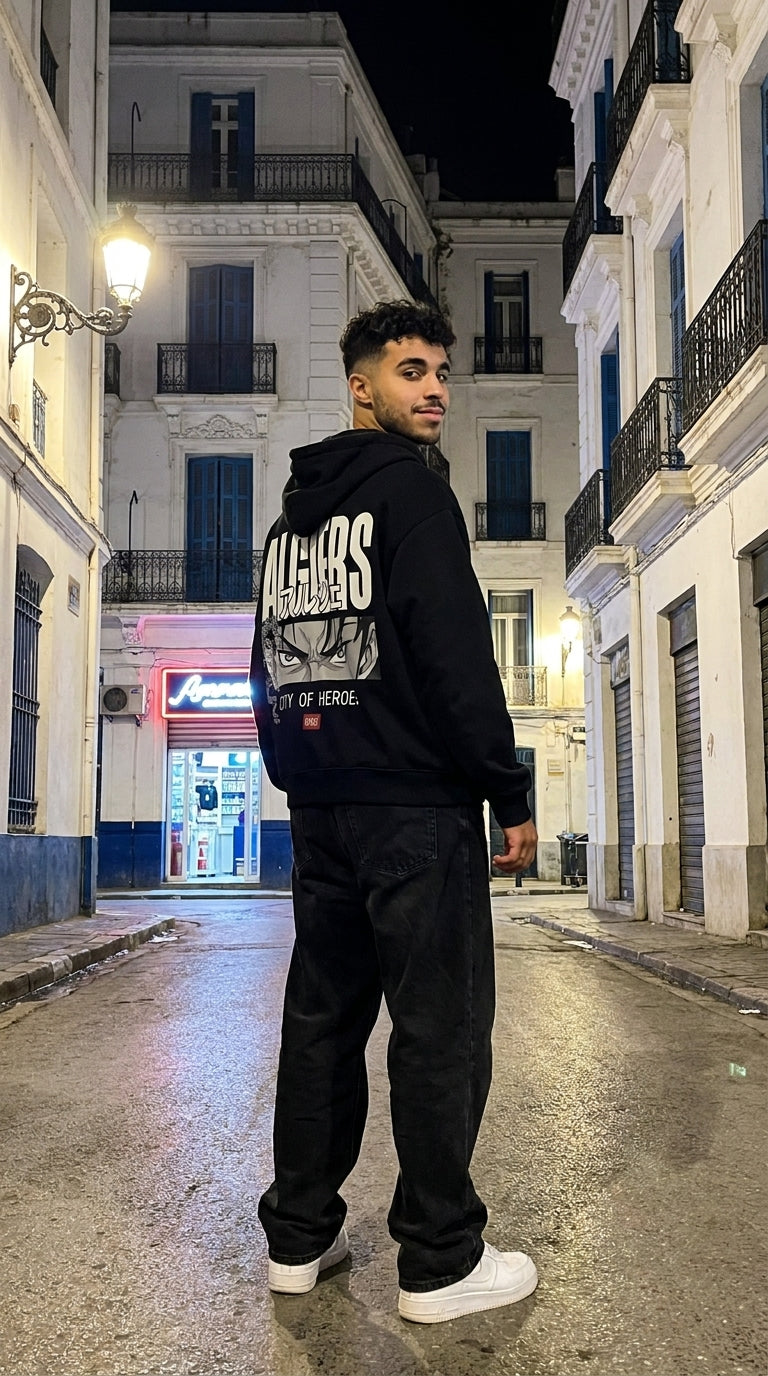 Zip hoodie ALGIERS porté dans une rue d'Alger la nuit